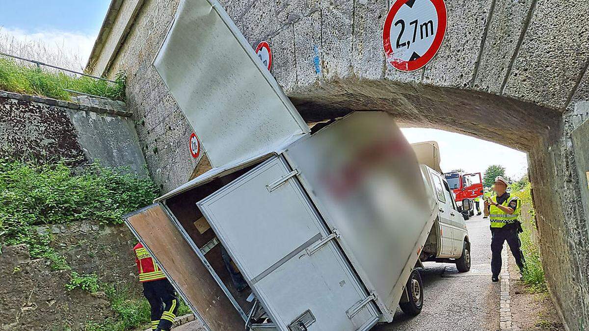 Der Kleintransporter war zu hoch und blieb stecken