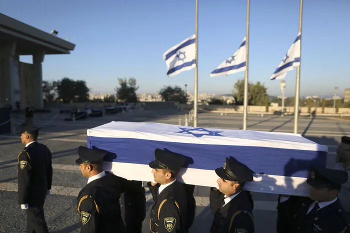 Peres war im Alter von 93 Jahren gestorben, zwei Wochen nach einem schweren Schlaganfall. Bei seiner Beerdigung am Freitag werden führende Persönlichkeiten aus aller Welt erwartet. Deutschland soll dabei von Bundespräsident Joachim Gauck vertreten werden. Aus den USA kommt Präsident Barack Obama.