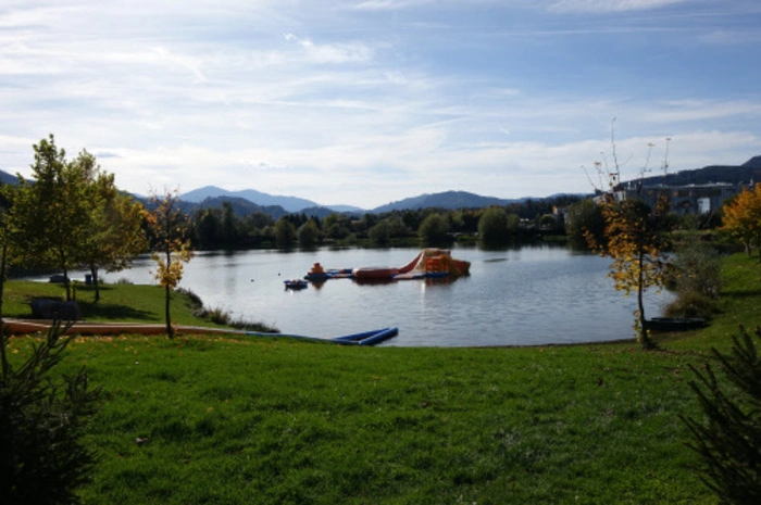 Der Freizeitsee St. Lorenzen, auch „Flash City“ genannt, bietet den Badebegeisterten drei Hektar Wasserfläche und eine zum Teil beschattete Liegewiese. Damit auch die Kleinen und die Sportbegeisterten auf ihre Kosten kommen, gibt es einen Kinderspielplatz und eine Beachvolleyball-Anlage. Kinder unter 15 Jahren bezahlen für den Tageseintritt 2 Euro und Erwachsene 3 Euro.