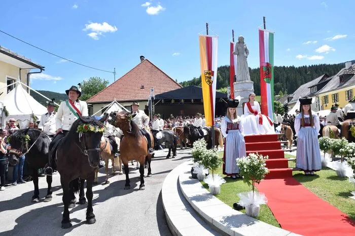 Die Jungfrau von Thurnhof nahm während des Kranzelreites auf einem erhöhten Thron Platz.