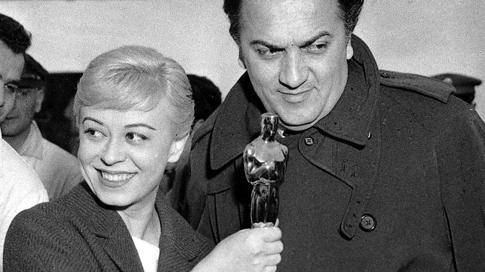 Federico Fellini und Giulietta Masina 1955 mit dem Oscar für &quot;La Strada&quot;