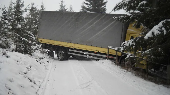 Ein Lkw war im Bereich der Wiedneralm von der Straße gerutscht