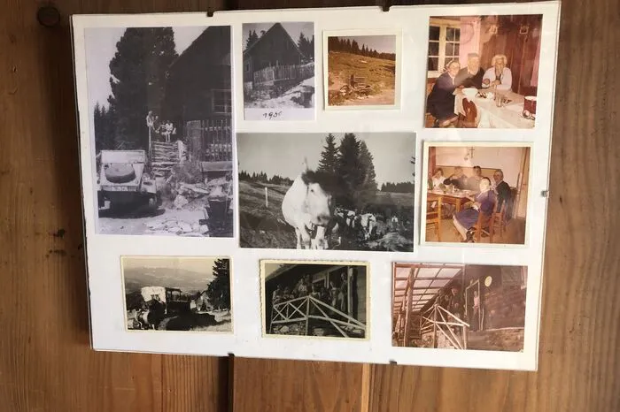 An der Wand zieren Bilder aus längst vergangenen Tagen die Hütte.