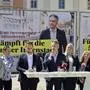 Kurt Hohensinner mit Mikrofon in der Hand präsentiert Wahlplakate und Wahlprogramm der ÖVP zur Graz-Wahl, rechts neben ihm steht Stadträtin Claudia Unger, links ÖVP-Geschäftsführer Markus Huber