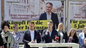 Kurt Hohensinner mit Mikrofon in der Hand präsentiert Wahlplakate und Wahlprogramm der ÖVP zur Graz-Wahl, rechts neben ihm steht Stadträtin Claudia Unger, links ÖVP-Geschäftsführer Markus Huber
