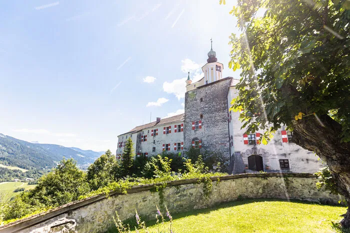 Bereits in der zweiten Hälfte des 11. Jh., entstand am Burgberg von Strechau der erste Wehrbau. Wahrscheinlich nur ein Turm. Erleben Sie die teils romanische, teils gotische Wehranlage, oder Europas vollständigste Oldtimer-Sammlung der Marke Steyr in der Burg Strechau. Dienstag-Sonntag 10 bis 16 Uhr Ort: Lassing