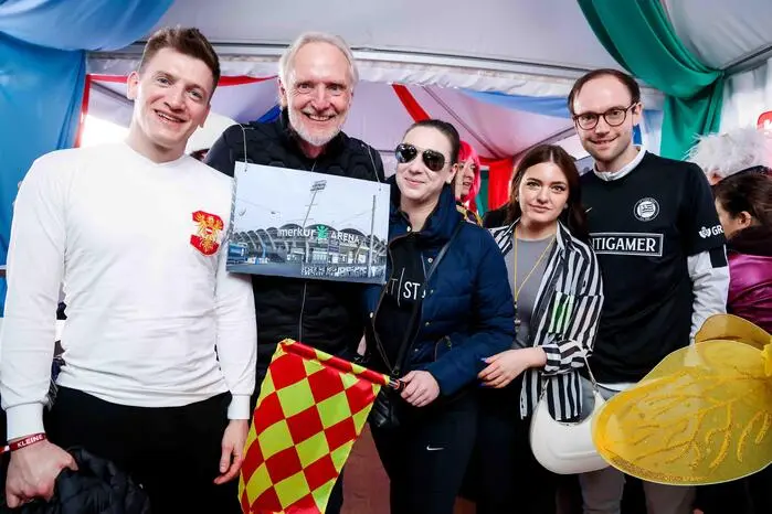 Disco-Fieber bei Stadtrat Kurt Hohensinner(Mitte) und seinem Team
