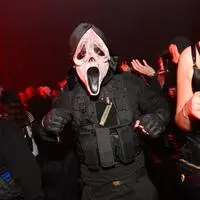 Schaurige Gestalten ziehen in der Halloween-Nacht durch die Lokale