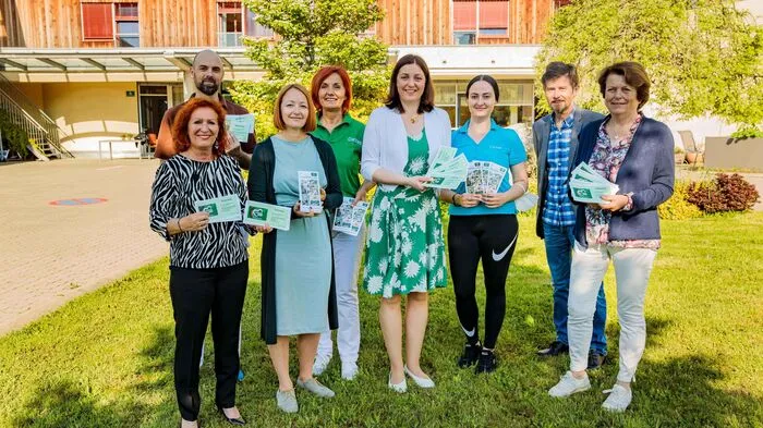 Doris Wolkner-Steinberger (Tierwelt Herberstein) und Michaela Eibel (Steiermark-Card) übergaben die Gutscheine an Caritas-Vizedirektorin Nora Tödtling-Musenbichler