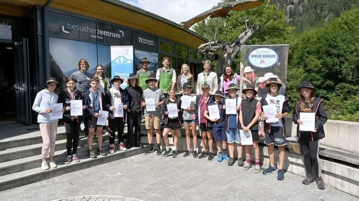 Die Junior-Ranger mit ihrem Zertifikat bei der Abschlussfeier in Mallnitz