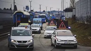 600 Tonnen und 78 Meter lang - der Konvoi setzt sich in Bewegung