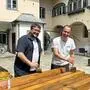 Die Vorbereitungen für die Eröffnung am 24. Juni laufen auf Hochtouren: Georg Peters (links) wird von seinem Bruder Jan unterstützt