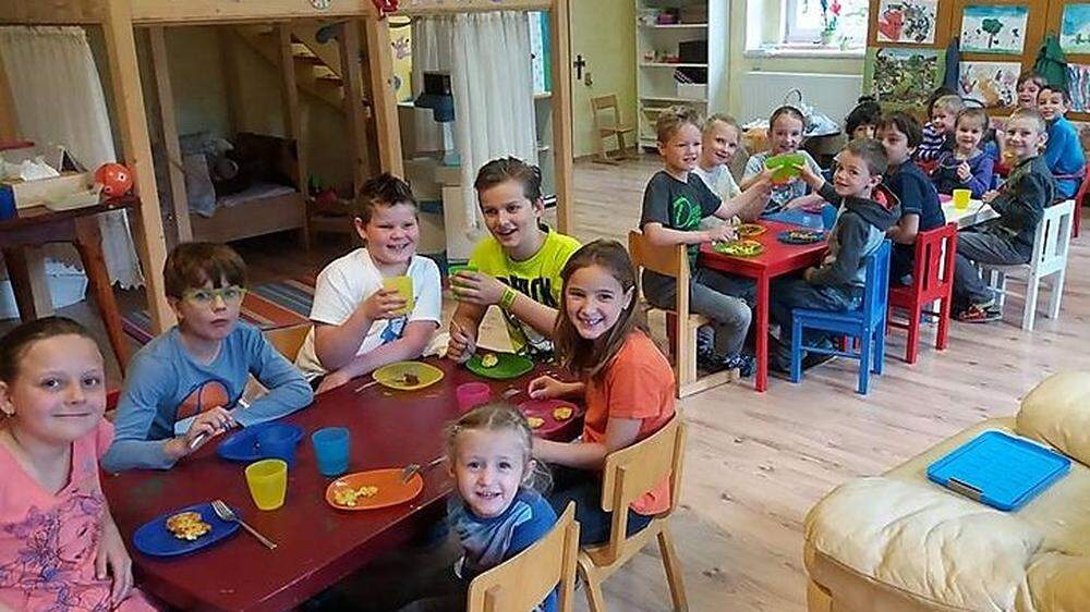 In Lölling essen Schüler zusammen mit den Kleinen aus der Spielegruppe die „Gesunden Jause“