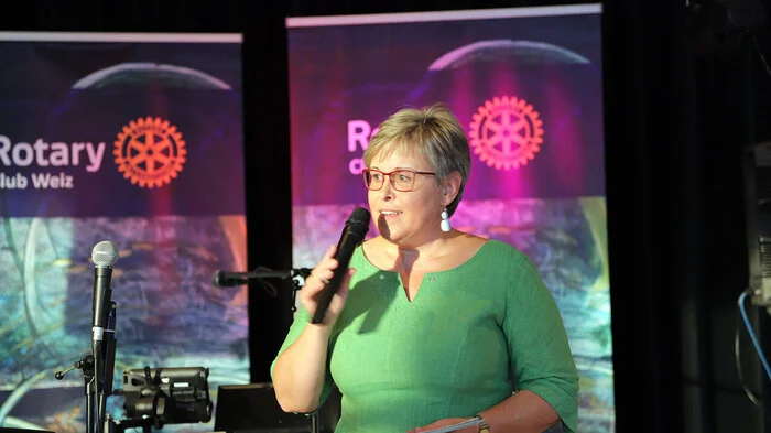 Andrea Ederer, die neue Präsidentin des Rotary Clubs Weiz, begrüßte die zahlreichen Gäste, unter ihnen auch der Ortsteilbürgermeister Franz Rosenberger, zur diesjährigen Rotary Night.