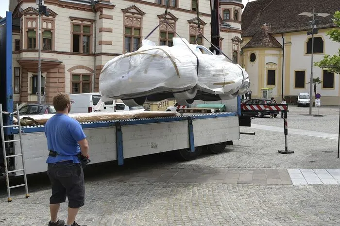 Das Fat Car soll während des Sommers den Hartberger Hauptplatz künstlerisch bereichern.