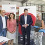 AMS Chef Karl-Heinz Snobe, LR Doris Kampus und Magna Personalchef Hansjörg Tutner begrüßen die 999ste neue Magna-Mitarbeiterin Franziska Hadler und den 1000sten neuen Magna-Mitarbeiter Erwin Prinz beim Start der Kurzausbildung im Rahmen der Stiftung.