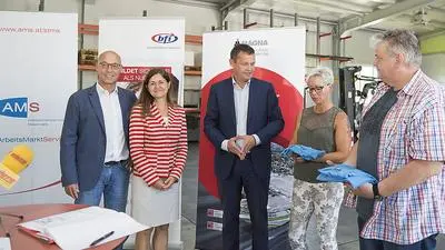AMS Chef Karl-Heinz Snobe, LR Doris Kampus und Magna Personalchef Hansjörg Tutner begrüßen die 999ste neue Magna-Mitarbeiterin Franziska Hadler und den 1000sten neuen Magna-Mitarbeiter Erwin Prinz beim Start der Kurzausbildung im Rahmen der Stiftung.