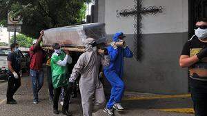 In Guayaquil in Ecuador hätten Polizei und Militär hunderte Leichen aus Häusern in der besonders von der Coronavirus-Pandemie betroffenen Stadt geholt, wurde berichtet