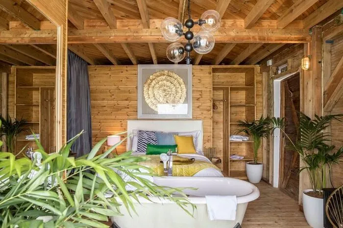 Neben der direkten Strandnähe genießen die Gäste alle üblichen Annehmlichkeiten wie eine Verwöhn-Dusche, Zimmerservice und ein reichhaltiges Frühstück. Ein persönlicher Butler liest jeden Wunsch von den Augen ab.