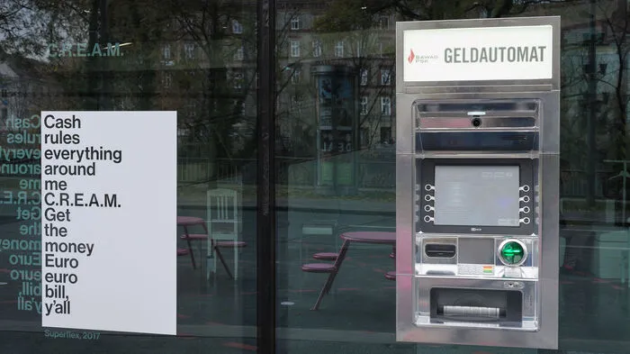 Der Titel, den die Künstlergruppe Superflex dem neuen Bankomat gegeben hat, lautet C.R.E.A.M. und ...