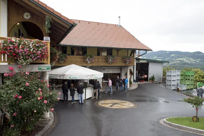 Das regnerische Wetter kam ungelegen und so gab es für die vielen Besucher ein gemütliches Beisammen sein in den Buschenschänken