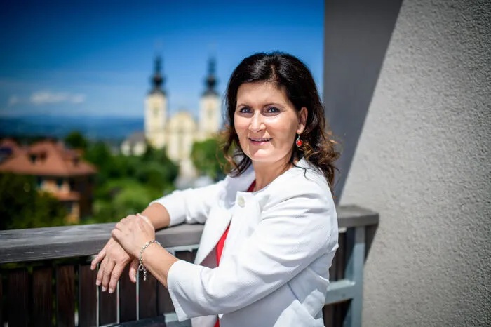 Maria Knauder (50) ist seit Juli 2020 Bürgermeisterin (SPÖ) von St. Andrä. Jetzt ist sie direkt von der Bevölkerung gewählt und die einzige Bürgermeisterin im Lavanttal. Die verheiratete Mutter zweier Töchter ist seit 2009 in der Politik und will auf überparteiliche Zusammenarbeit setzen. Als diplomierte Gesundheits- und Krankenpflegerin ist sie karenziert.