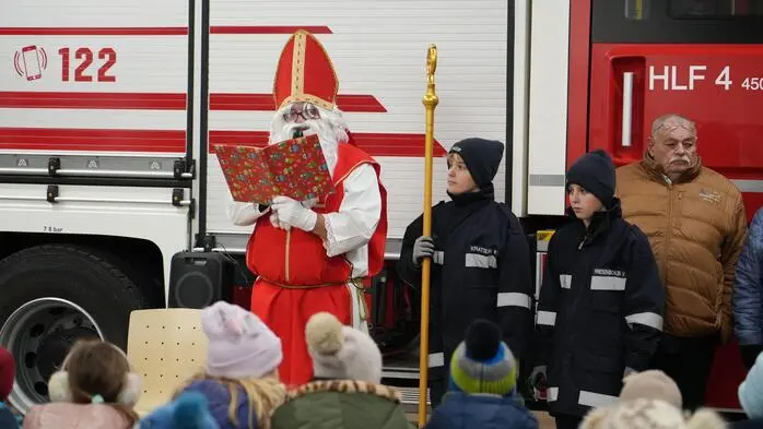 Beim Rüsthaus der Freiwilligen Feuerwehr (FF) Anger fand am Samstag der traditionelle Nikolomarkt statt. Anfangs kam der Nikolaus allein und las den kleinsten Gästen eine Geschichte vor.