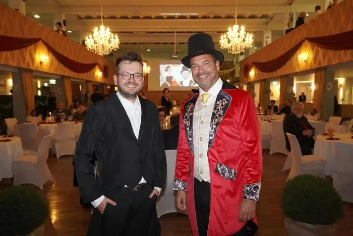 Obmann des Vereins „Lust.Spiel Pischelsdorf“ Marvin Sailer und Tanzlehrer Andreas Rath