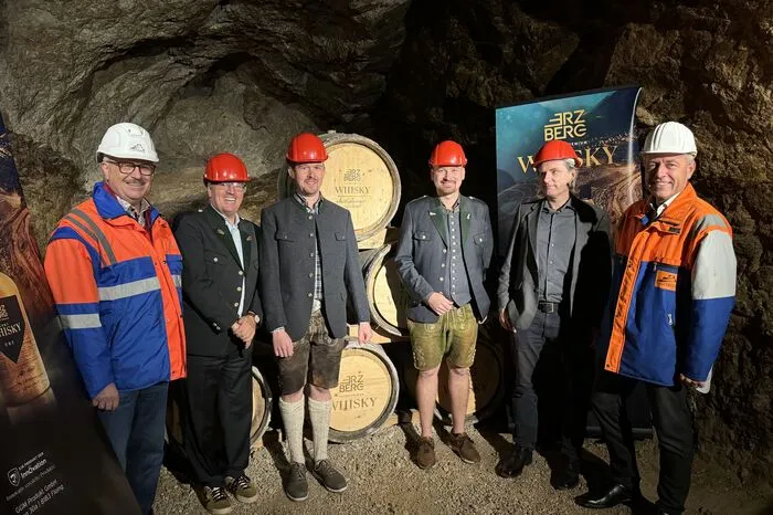 Freitag wurde die Erstabfüllung erst in kleinem, am Abend in größerem Rahmen mit 300 Gästen und Whisky-Freunden präsentiert.