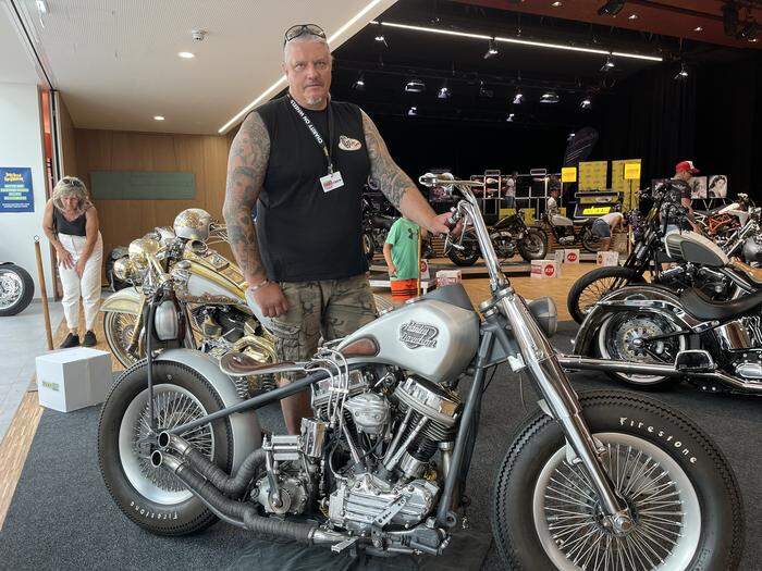 Helmut Hafenscher in der Custom Area mit seiner eigenen Harley-Davidson 
