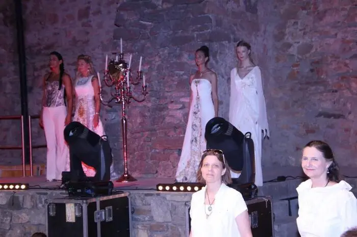 Helmut Hussler, Tamara Kapeller, Thomas Glan, Romy Verun, Beatrice Turin & Colourful Dancers, Fantasy und Silvio Simoni heizten dem Publikum so richtig ein, die Künstlerin Arthena Maxx präsentierte mit ihren Models von ihr entworfene Kleider. 