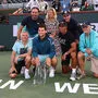Dominic Thiem (unten, 2. von links) mit Nicolas Massu (oben links) und Co. nach dem Triumph in Indian Wells