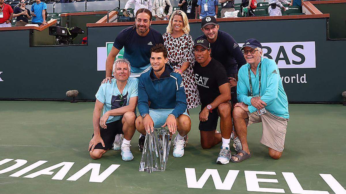 Dominic Thiem (unten, 2. von links) mit Nicolas Massu (oben links) und Co. nach dem Triumph in Indian Wells