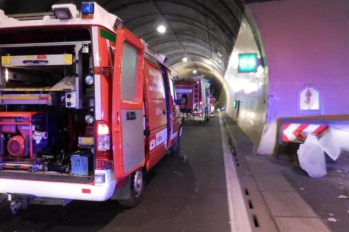Die Feuerwehr musste ihn mit einer Bergeschere aus dem Wrack schneiden.
