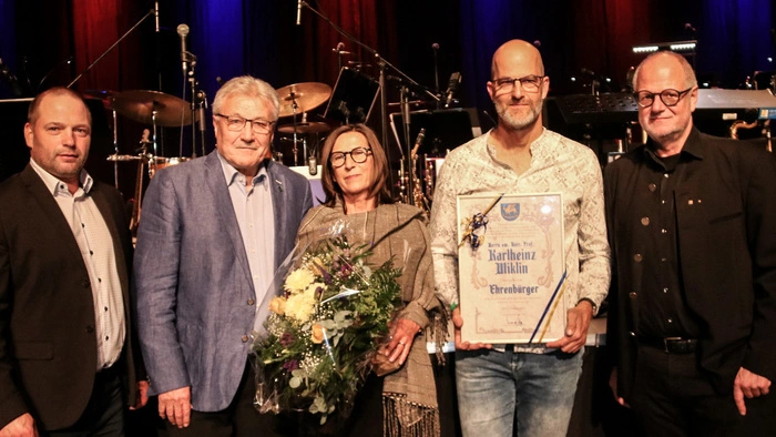 Die Urkunde überreichten Bürgermeister Stefan Visotschnig, Vizebürgermeister Daniel Wrießnig und Professor Arthur Ottowitz an den Sohn des verstorbenen Musikers. 