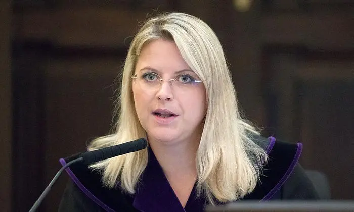 Richterin Marion Hohenecker, die erneut ganz genau nachfragt. 