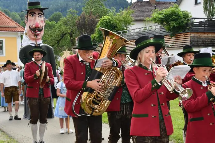 Bei bestem Sommerwetter wurde am Sonntag wieder ganz traditionell gefeiert: ohne großes Festzelt, dafür mit viel Volkskultur, regionalen Schmankerln und handwerklichen Erzeugnissen aus dem Ort und der Umgebung.