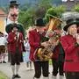 Hammerherr Freisam mit der Musikkapelle beim Einzug zum Festplatz in Scheifling