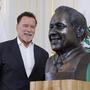 Arnold Schwarzenegger mit der neuen Büste 