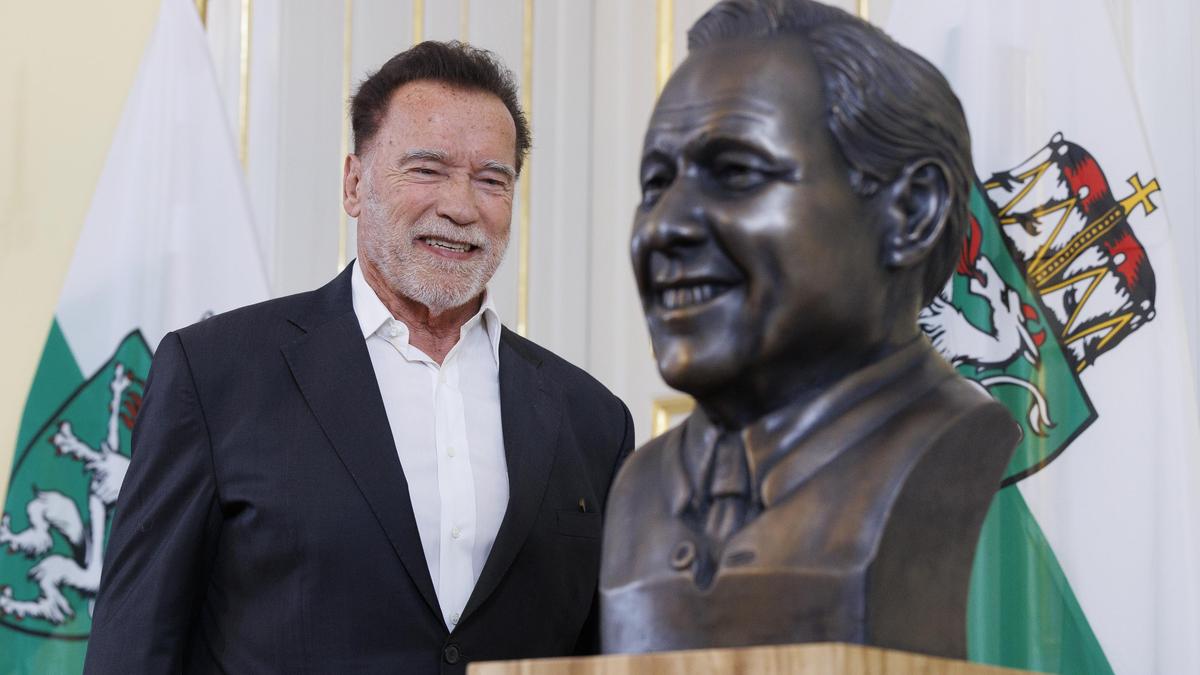 Arnold Schwarzenegger mit der neuen Büste 