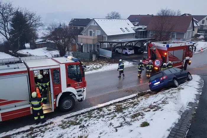 Die Feuerwehren Heiligenkreuz am Waasen und Leibnitz rückten aus, um das Auto zu bergen.