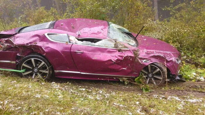 Gleich mehrmals hat sich das Fahrzeug überschlagen, bis es auf der Böschung liegen blieb.