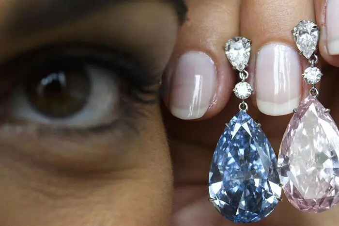 Für die hochkarätigen Diamanten-Ohrringe "Apollo" und "Artemis" ließ ein Bieter mehr als 45 Millionen Euro überweisen.