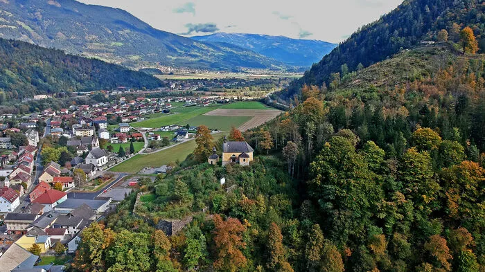 Der Kreuzweg von Sachsenburg zählt zu den schönstenAnlagen im Bundesland Kärnten. Im Jahre 1727 wurden erstmals hölzerne Kreuze auf dem Kalvarienberg aufgestellt, ganz oben standen drei Kreuze auf dem Golgota-Hügel. Nach dem Vorbild von Jerusalem erbaute man eine Kalvarienberg-Kirche und eine Grabeskapelle.