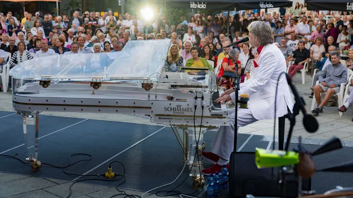 Was für ein Udo-Abend! Die Udo Jürgens Tribute Band gastierte am Sonntagabend am Monte Carlo Platz in Pörtschach.