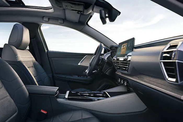 Das neue Modell bringt auch ein neues Infotainmentsystem mit: bestehend aus einem 12-Zoll-Touchscreen, vier USB-Anschlüssen, Mirror Screen für Smartphones, Head-up-Display, Sprachsteuerung und einer Induktions-Lademöglichkeit für Handys.