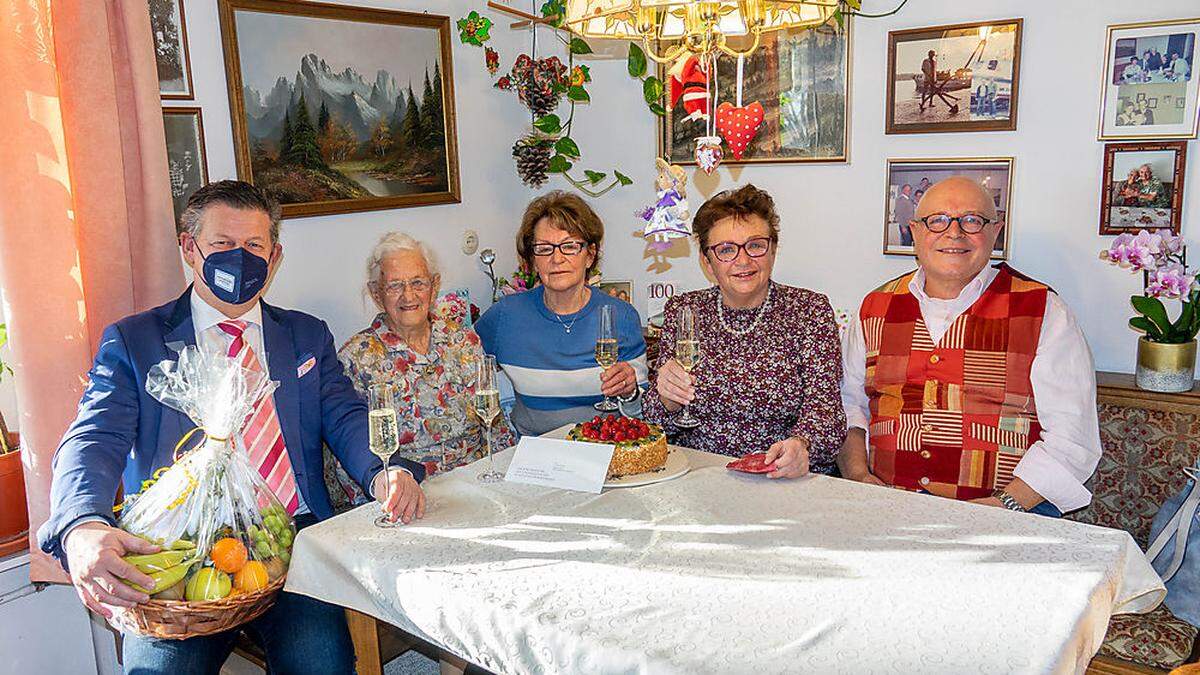 Barbara Pfeffer (2.v.li.) feierte im Kreise der Familie. Auch Bürgermeister Scheider schaute vorbei