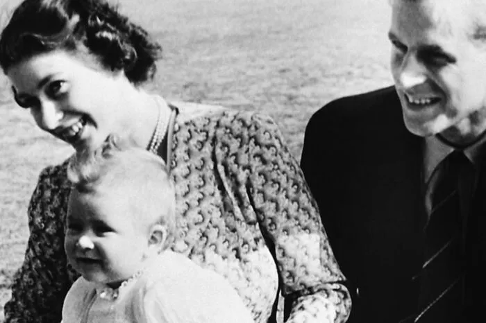 Prince Charles 1949 mit acht Monaten, Queen ELizabeth (damals noch Prinzessin) und sein Vater Philip beim Urlaub in der Sommerresidenz "Windlesham Moor".
