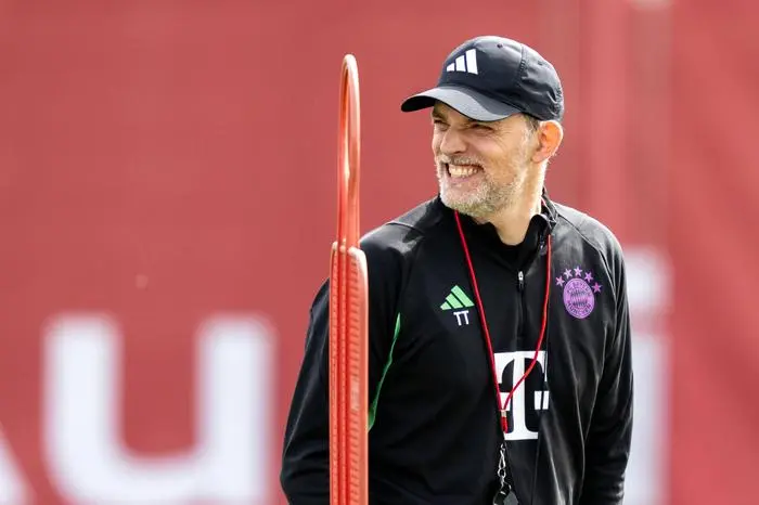 Cheftrainer Thomas Tuchel FC Bayern Muenchen lacht, Abschlusstraining vor dem UEFA Champions League-Spiel gegen den FC Arsenal, Saison 2023/2024 an der Saebener Strasse. 08.04.2024 DFB regulations prohibit any use of photographs as image sequences and/or quasi-video Muenchen Bayern Deutschland *** Head coach Thomas Tuchel FC Bayern Muenchen laughs, final training before the UEFA Champions League match against FC Arsenal, season 2023 2024 at Saebener Strasse 08 04 2024 DFB regulations prohibit any use of photographs as image sequences and or quasi video Muenchen Bayern Germany Copyright: xkolbert-press/UlrichxGamelx