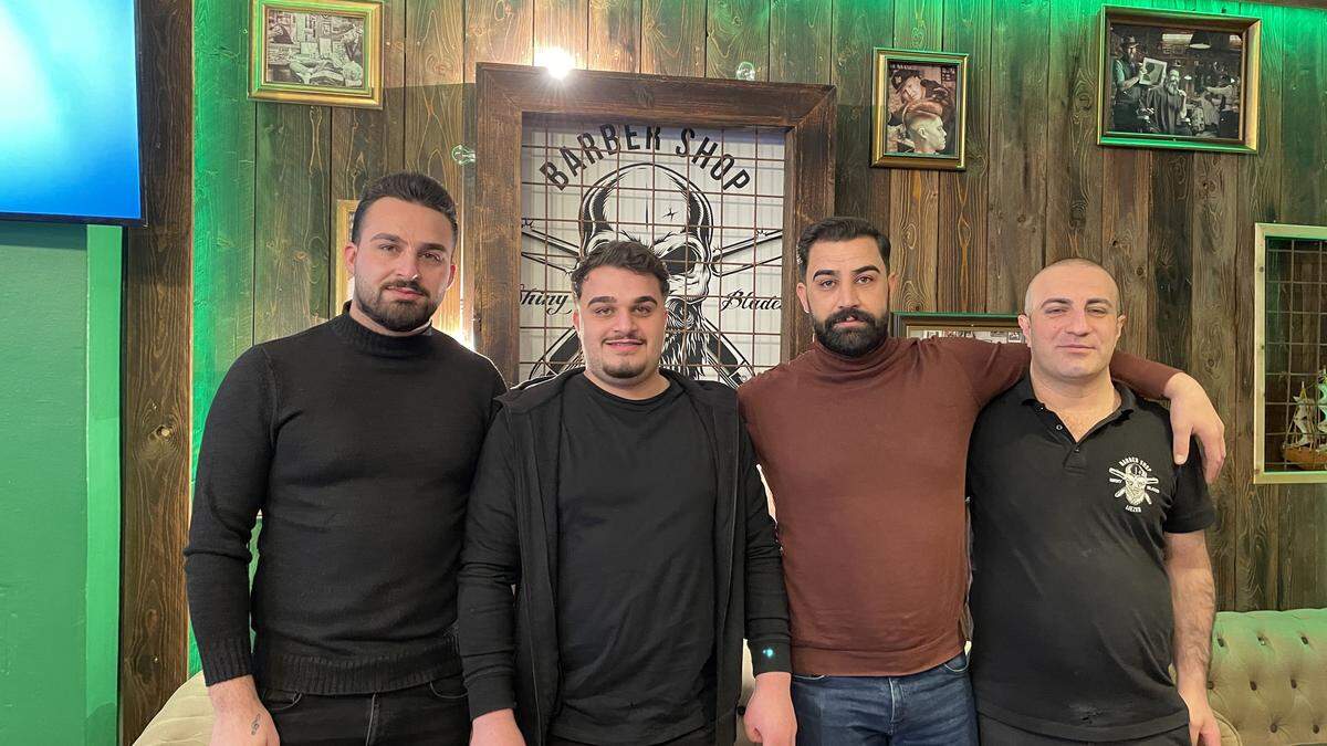 Özgür Saracoglu, Özcan Saracoglu, Halil Saracoglu und Deniz Köylü (v.l.n.r.) haben 400 Päckchen an Sachspenden gesammelt